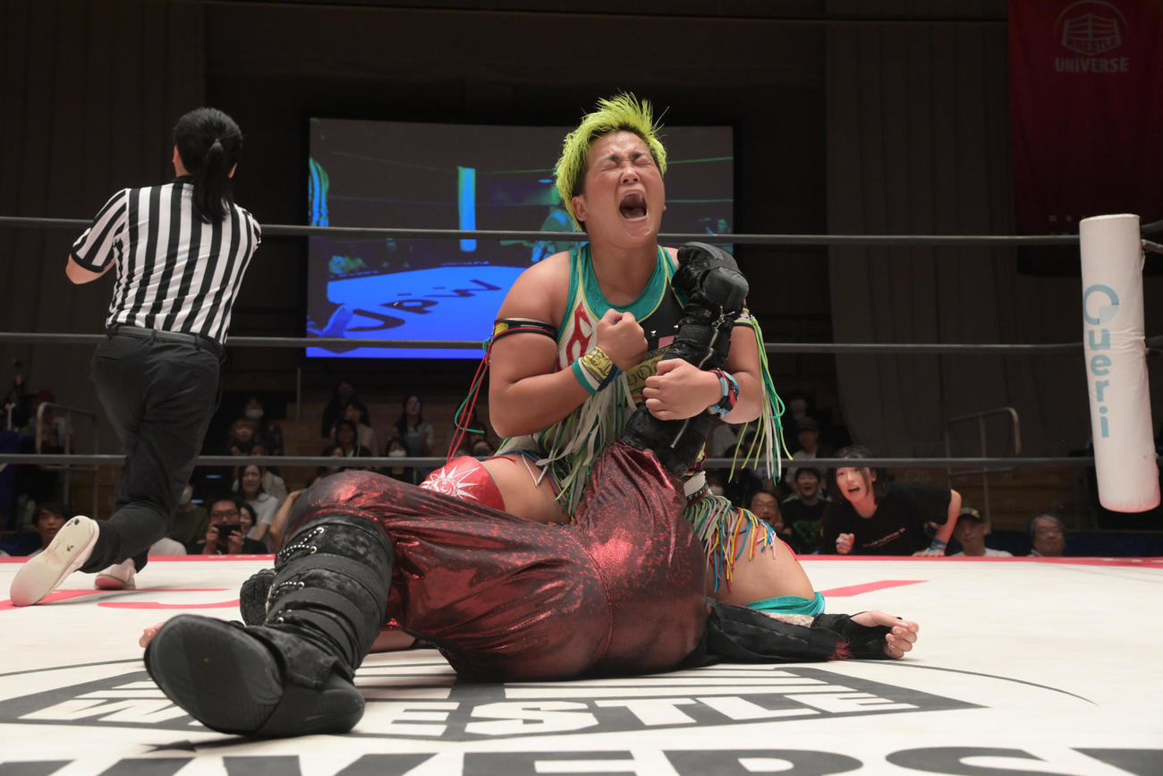 東京女子プロレス　愛野ユキから3カウントを奪う水波綾（東京女子プロレス提供）