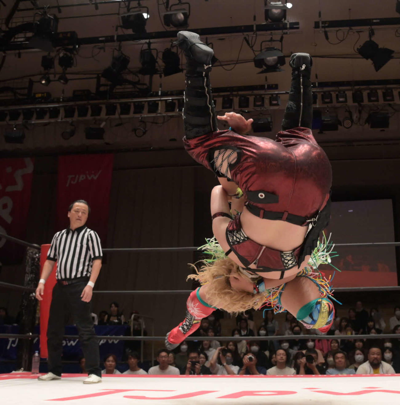 東京女子プロレス　愛野ユキ（手前）にHOT LIMITを決める水波綾（東京女子プロレス提供）