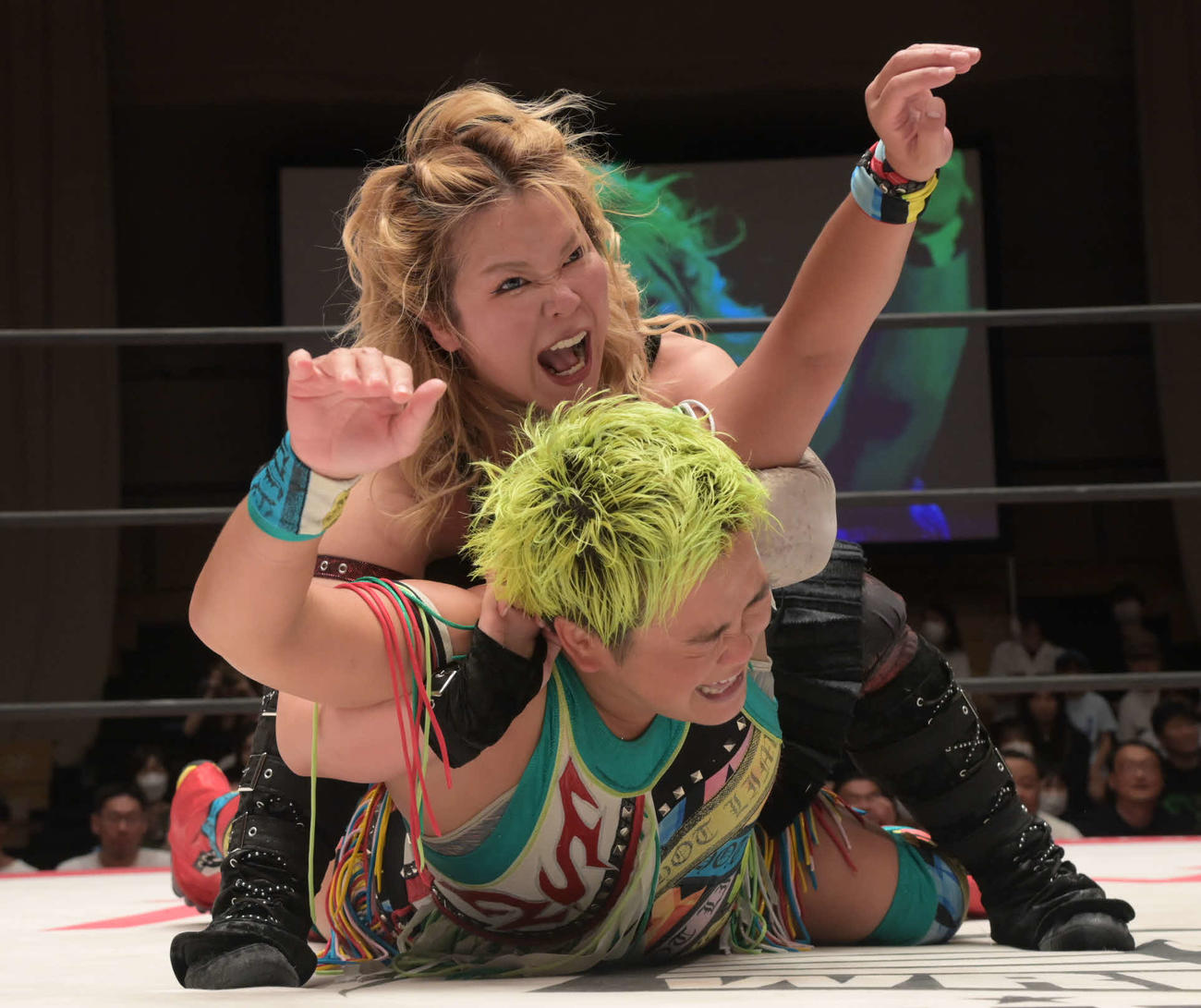 東京女子プロレス　愛野ユキの攻撃に険しい表情を見せる水波綾（東京女子プロレス提供）