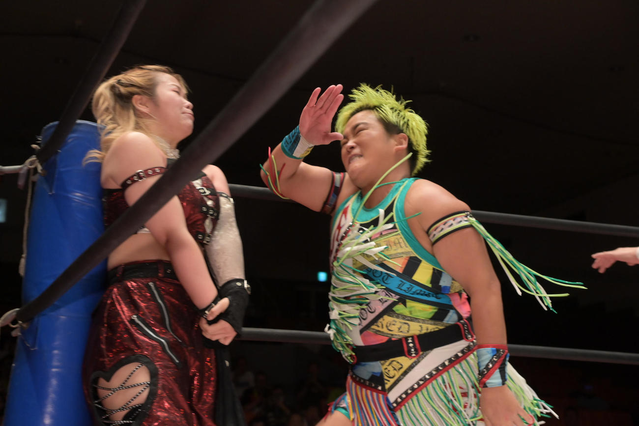 東京女子プロレス　愛野ユキ（左）に逆水平チョップを浴びせる水波綾（東京女子プロレス提供）