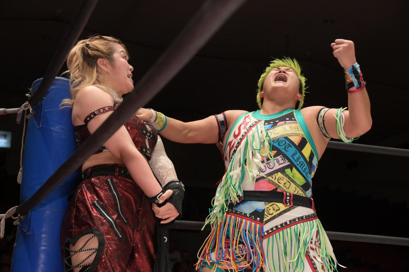 東京女子プロレス　愛野ユキ（左）に逆水平チョップを浴びせる水波綾（東京女子プロレス提供）