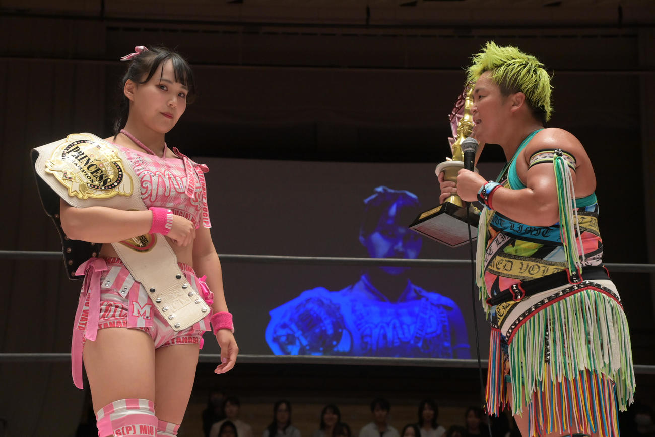 東京女子プロレス　プリンセスカップに勝利した水波綾（右）はプリンセス・オブ・プリンセス王者・渡辺未詩に挑戦表明する（東京女子プロレス提供）