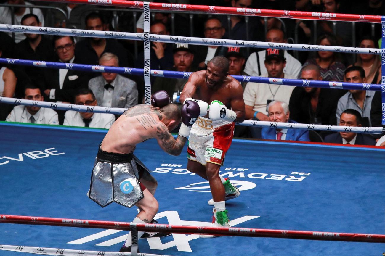 強烈な右フックを放つメイウェザー（ロイター）