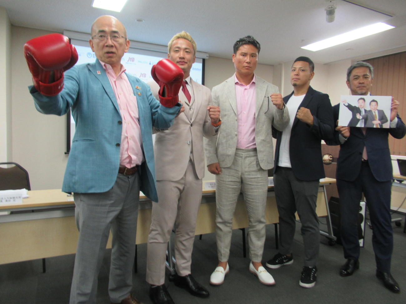 K－1大阪大会の開催発表会見に臨んだ左から大阪観光局の溝畑理事長、選手の谷川、K－Jee（ケージ）、山口とプロデューサーの宮田氏（2024・8・26　大阪市内　撮影・実藤健一）
