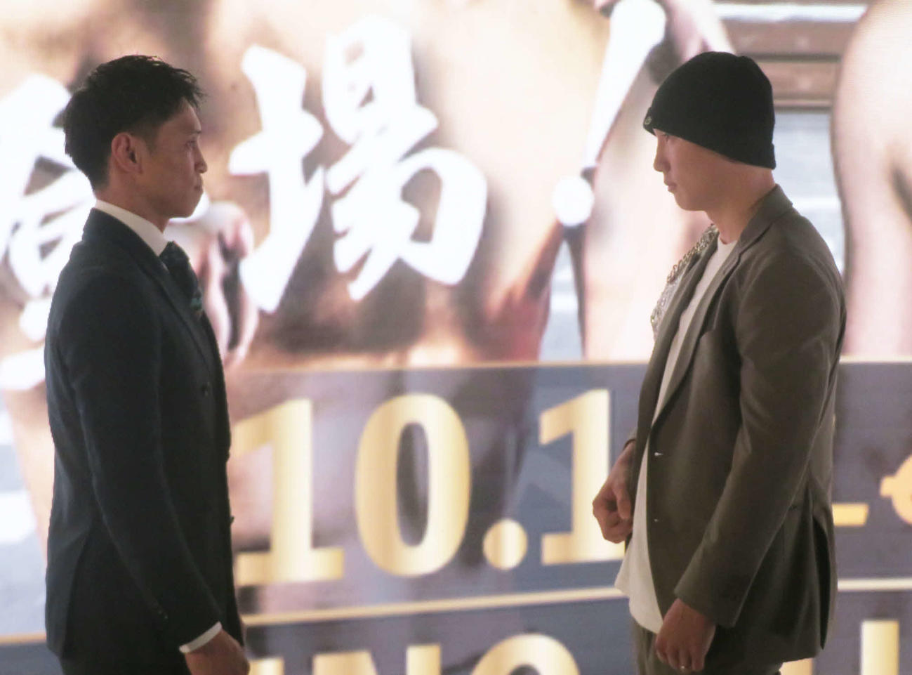 10月17日、東京・後楽園ホールで拳を交える日本フェザー級王者松本圭佑（右）と同級4位中川公弘がフェースオフ