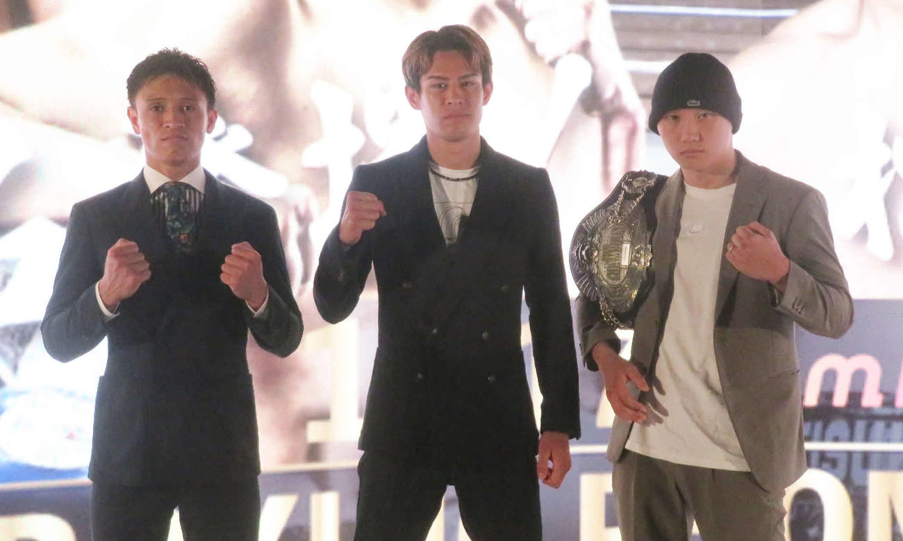 カード発表会見に臨んだIBF世界スーパーフェザー級3位力石政法（中央）、日本フェザー級王者松本圭佑（右）、同級4位中川公弘