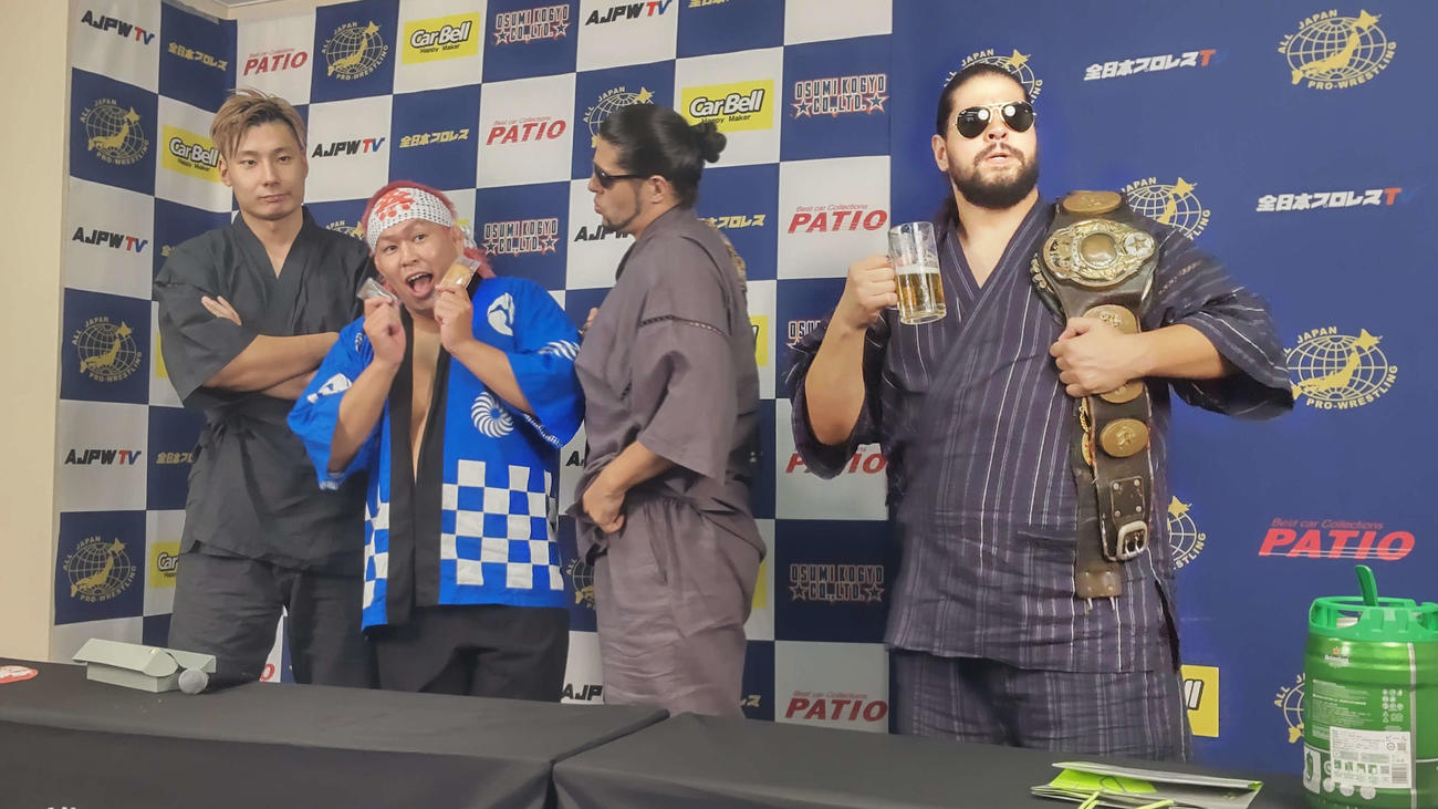 フィナンシェを盗んだと思われる本田竜輝（左から2人目）に激怒する斉藤ジュン（同3人目）それを眺める綾部蓮（左端）と勝手にビールを飲む斉藤レイ