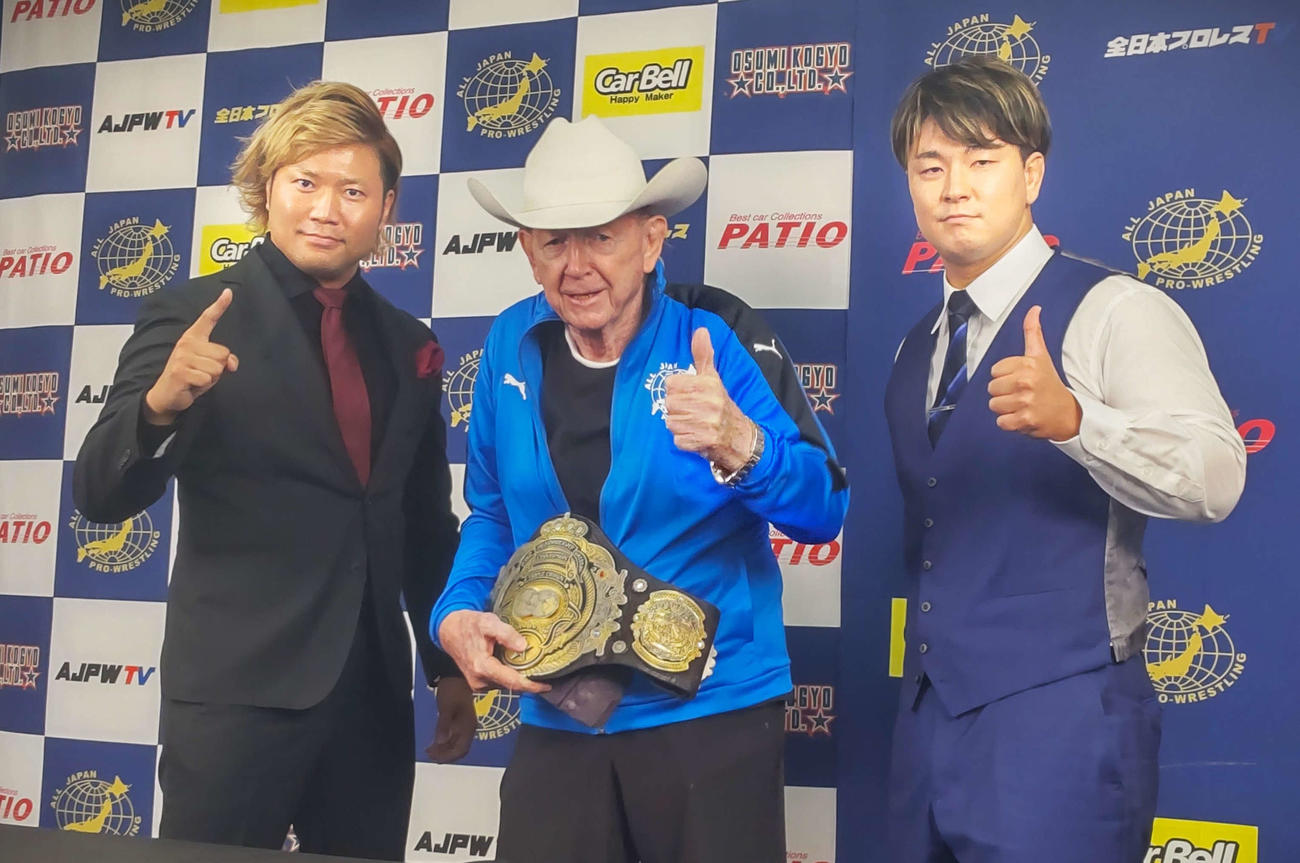 3冠ヘビー級王座戦で戦う王者・青柳優馬（右）と挑戦者・宮原健斗、中央はPWF会長のドリー・ファンクJr．