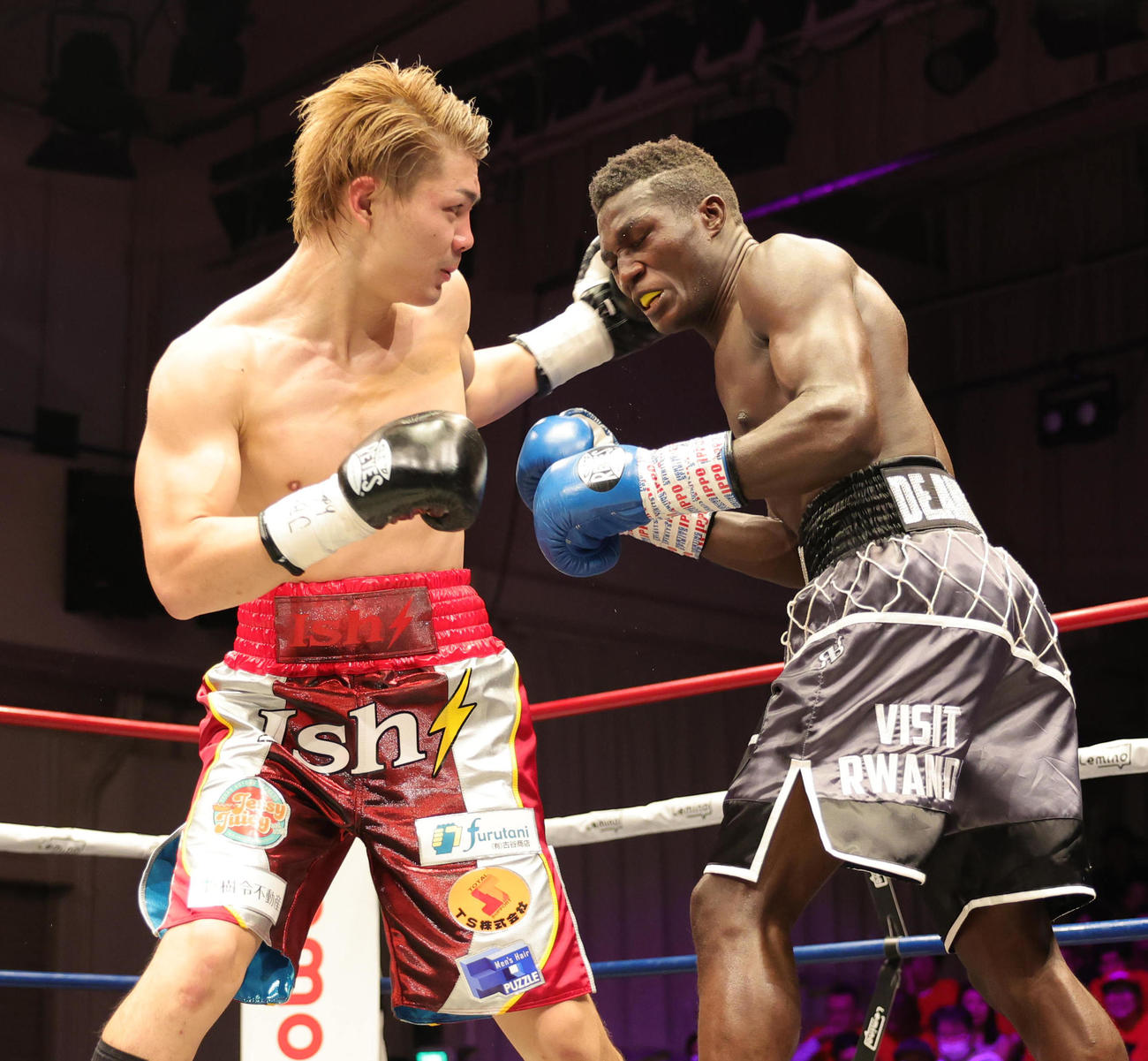 1回、打ちあう石脇（左）とデビッド（撮影・野上伸悟）