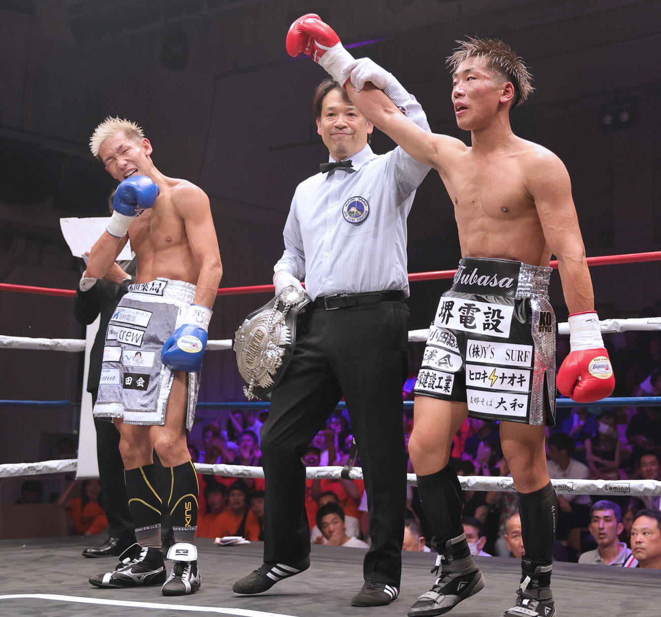 日本フェザー級タイトルマッチで福井貫太（左）に判定勝ちしタイトルを防衛した奈良井翼（撮影・野上伸悟）