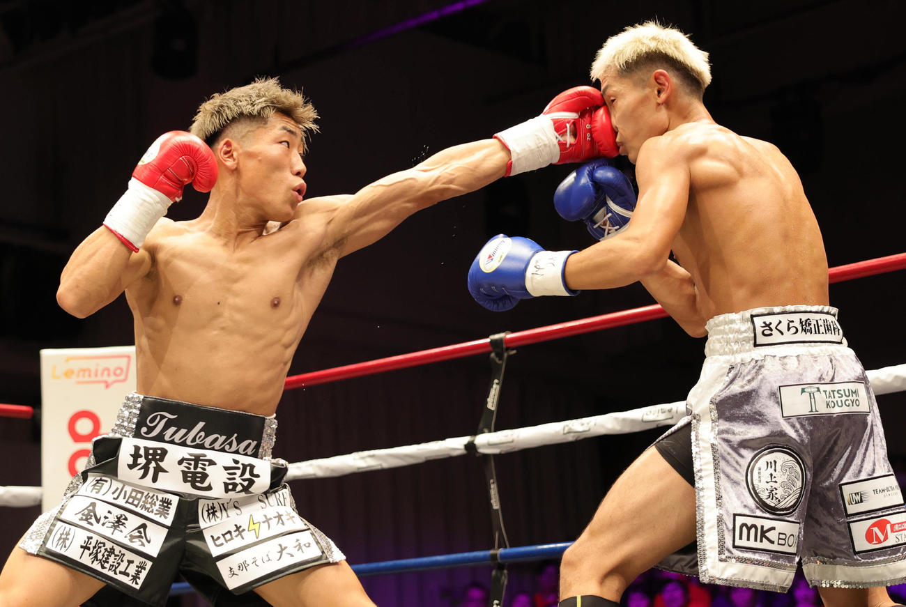 2回、福井貫太（右）にパンチを繰り出す奈良井翼（撮影・野上伸悟）