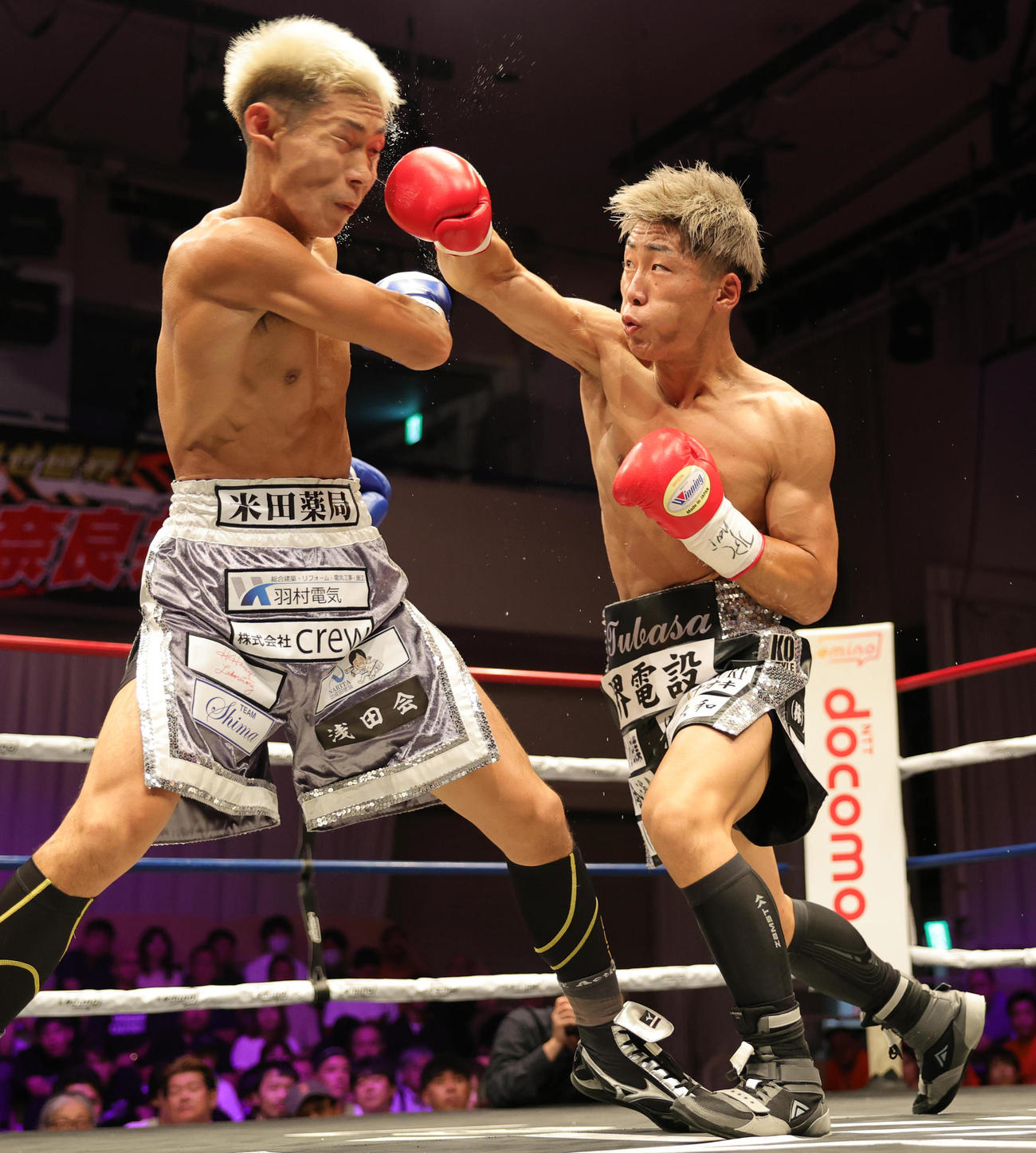 2回、福井貫太（左）にパンチを繰り出す奈良井翼（撮影・野上伸悟）
