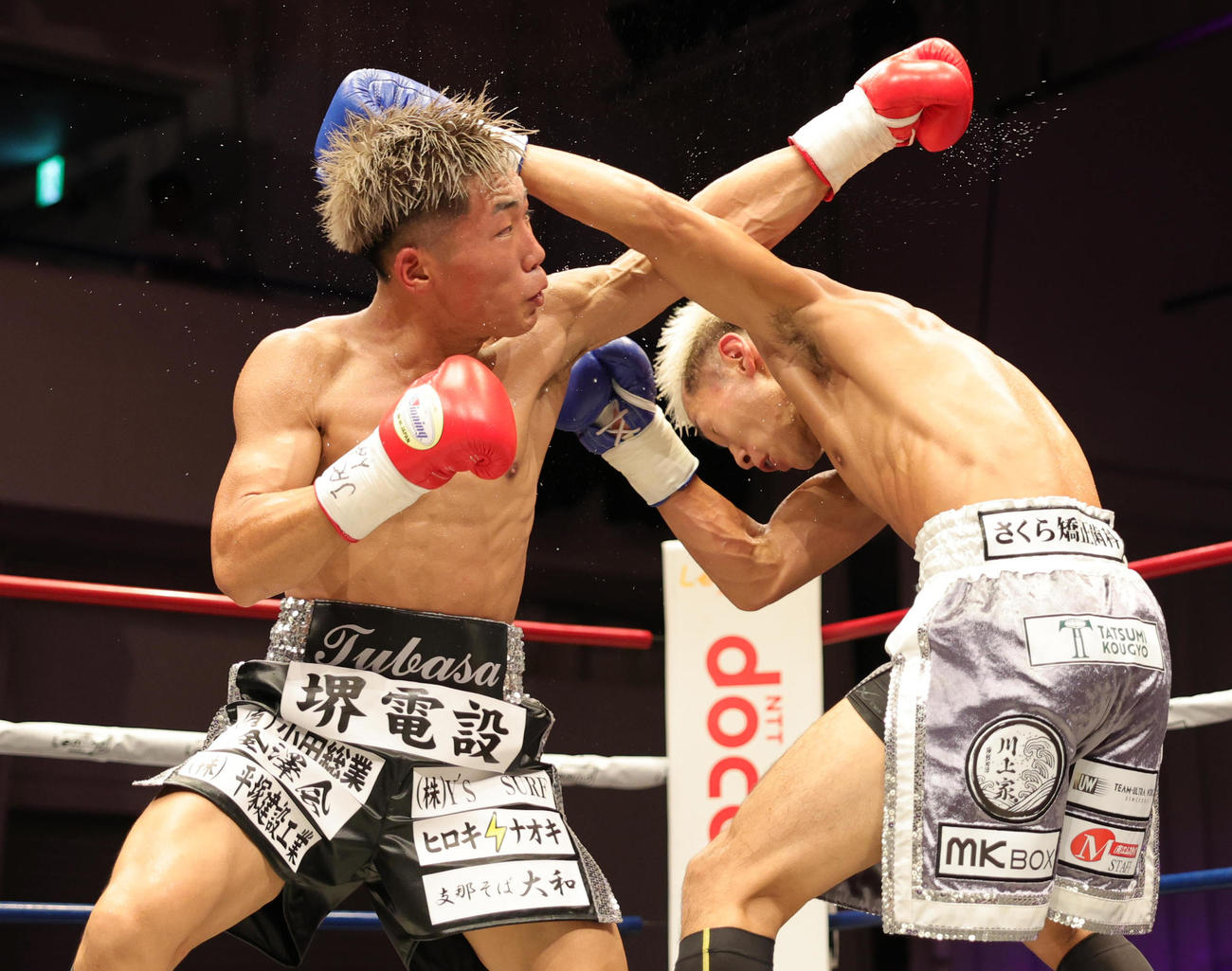 5回、打ちあう奈良井翼（左）と福井貫太（撮影・野上伸悟）