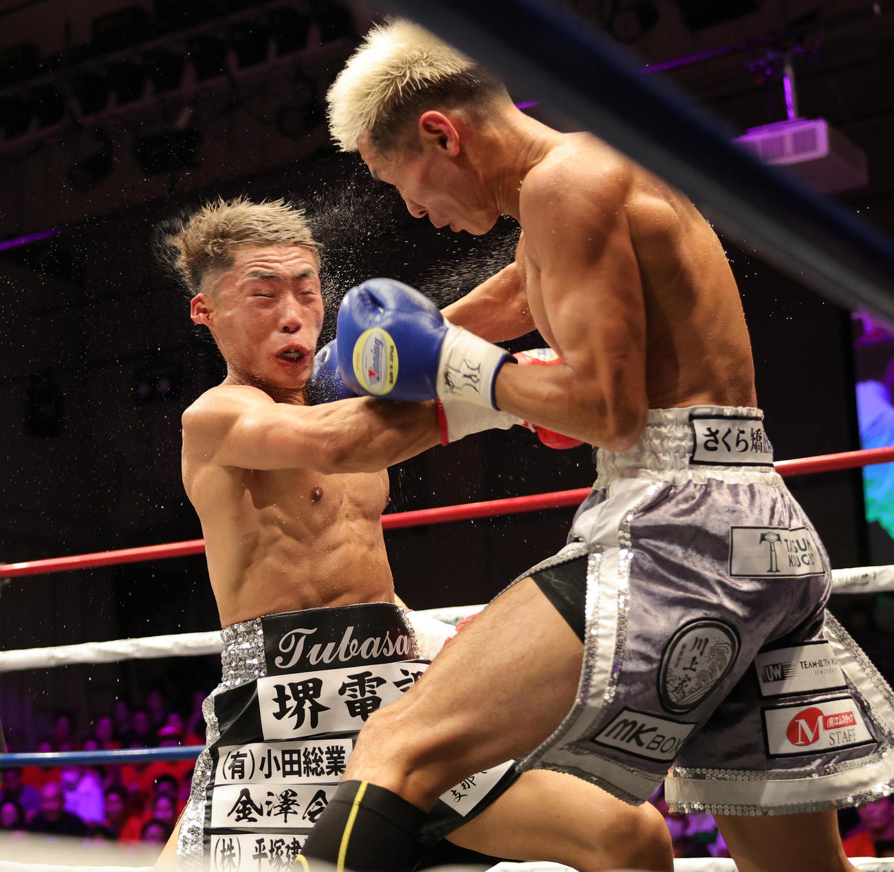 5回、奈良井翼（左）にパンチを繰り出す福井貫太（撮影・野上伸悟）