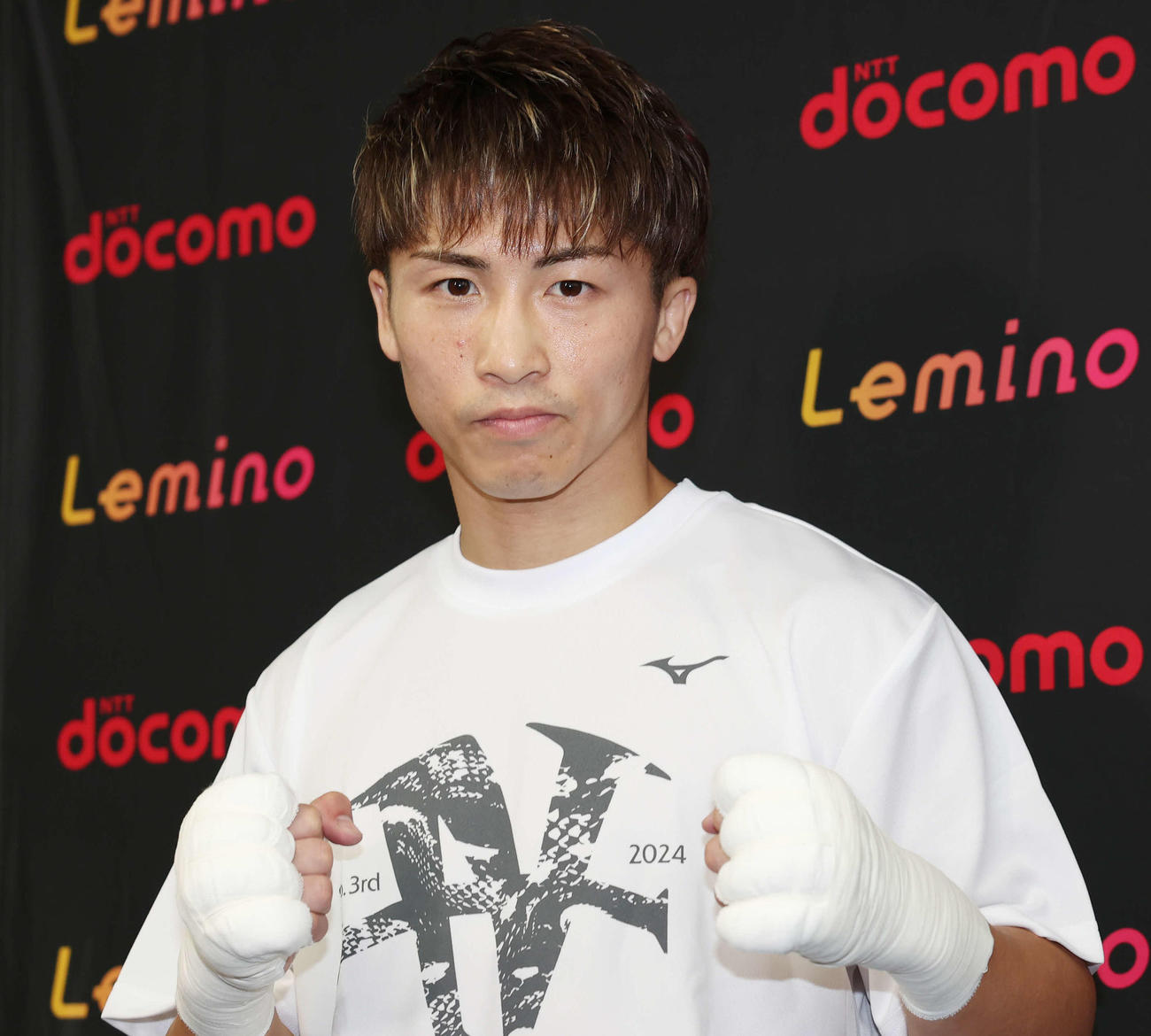 公開練習でファイティングポーズをとる井上尚弥（2024年8月撮影）