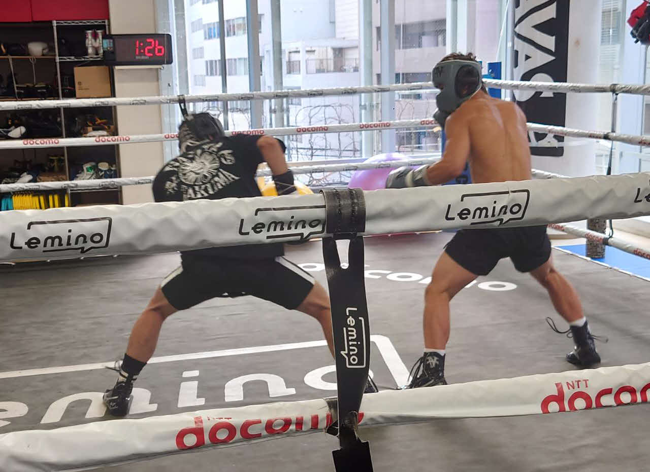 アマチュア出身の同門サウスポー田中湧也（左）とスパーリングを消化し、TJ・ドヘニー戦に向けた実戦トレを終えた井上尚弥（大橋ジム提供）