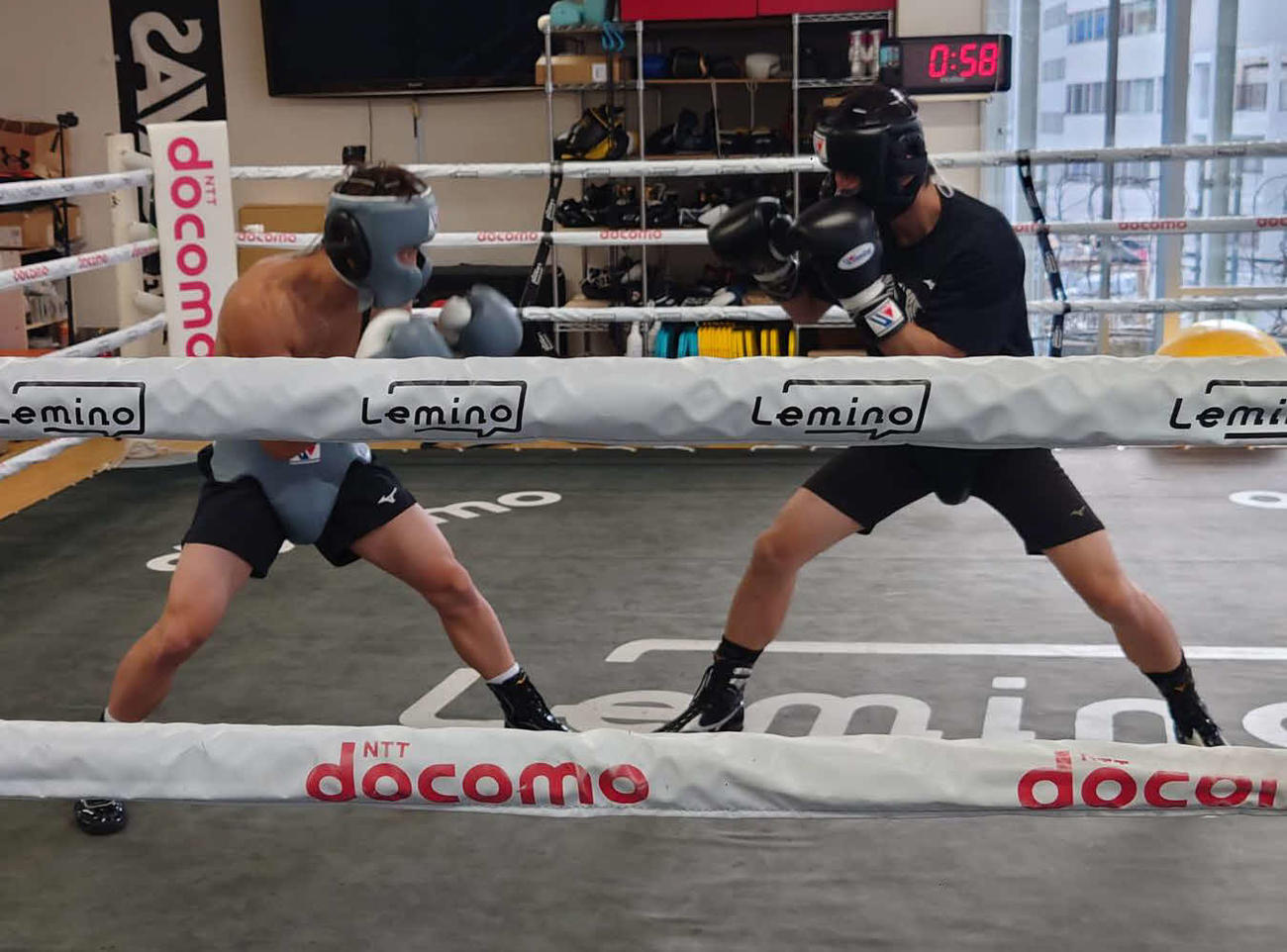 同門のサウスポー田中湧也（右）との6回のスパーリングを消化し、TJ・ドヘニー戦に向けた総スパーリング数が100回を超えた井上尚弥（大橋ジム）