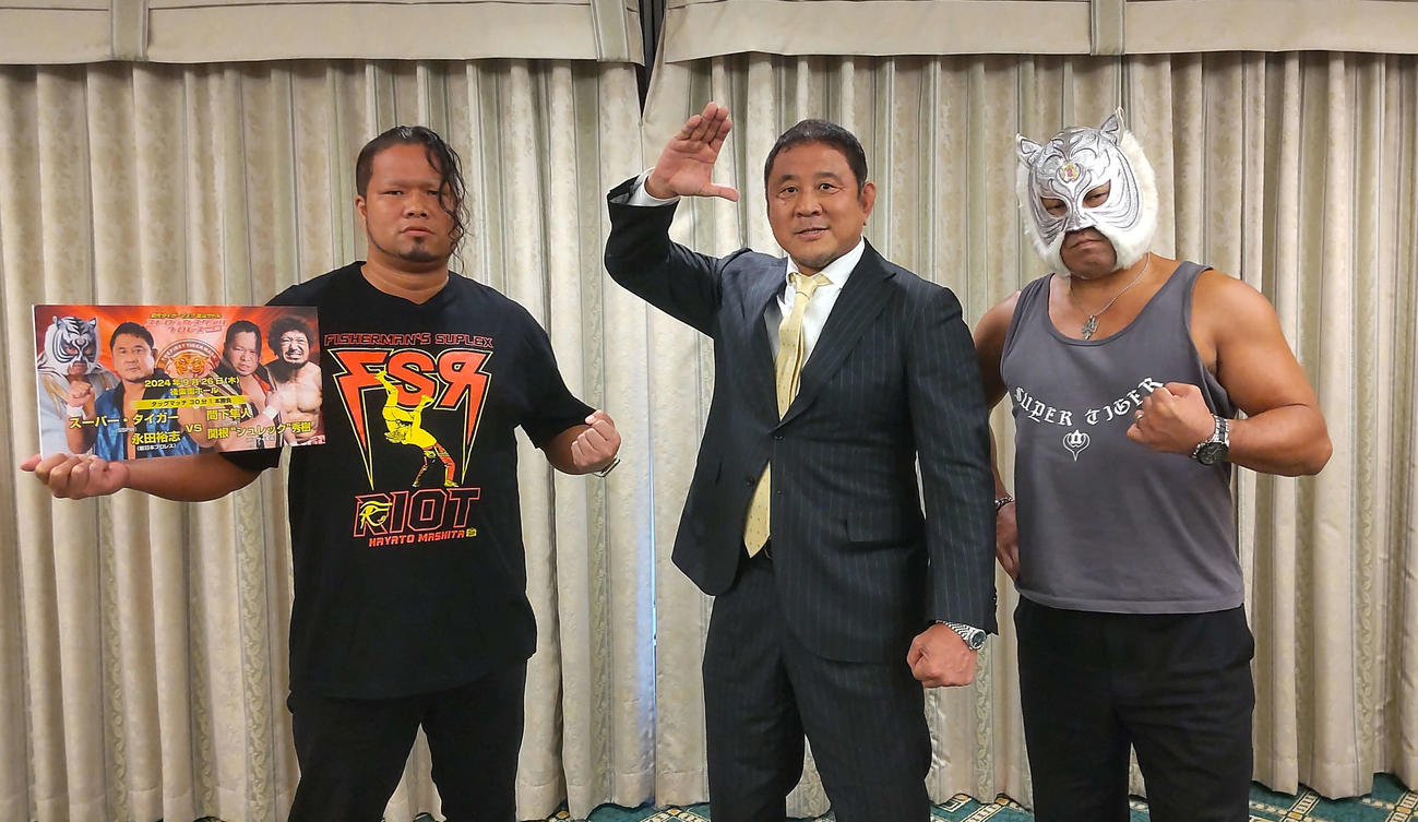 会見に出席した（左から）間下隼人、永田裕志、スーパータイガー　（C）SSPW