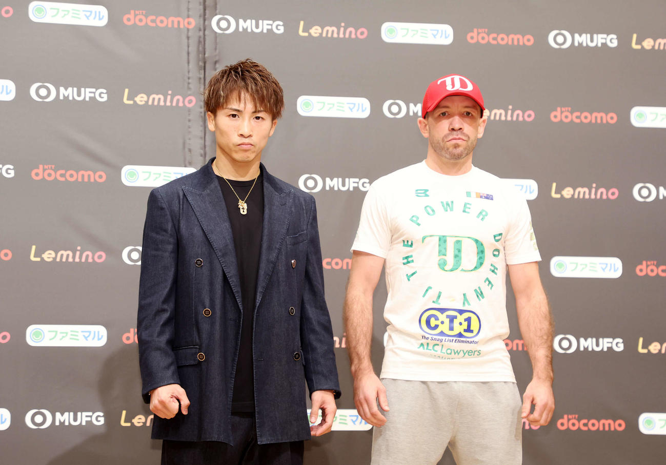 写真に納まる井上尚弥（左）とTJ・ドヘニー（撮影・鈴木正人）