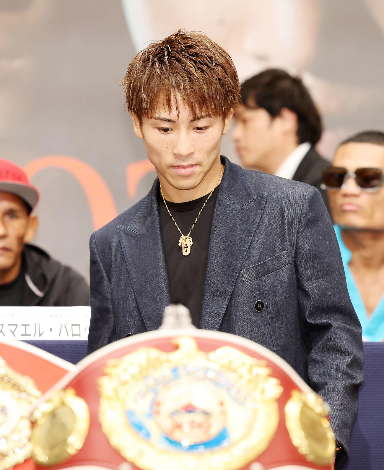 会見入りする井上尚弥（撮影・鈴木正人）