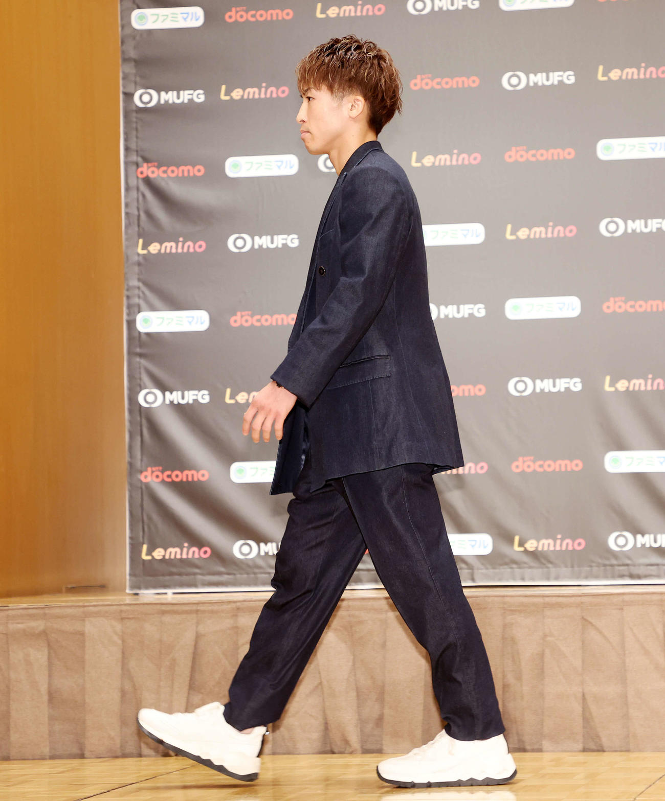 会見を終え引き揚げる井上尚弥（撮影・鈴木正人）