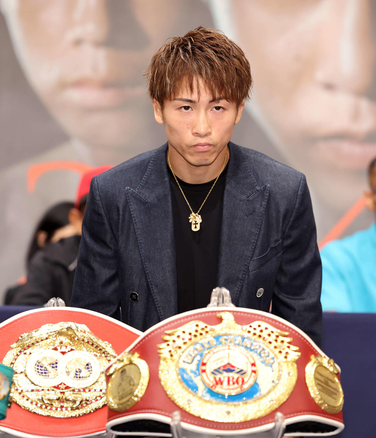 会見入りする井上尚弥（撮影・鈴木正人）