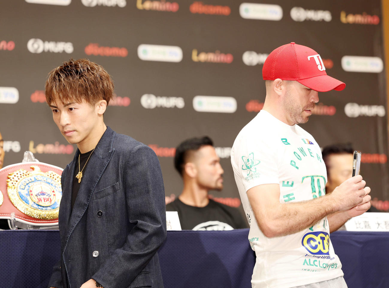 会見入りする井上尚弥（左）とTJ・ドヘニー（撮影・鈴木正人）