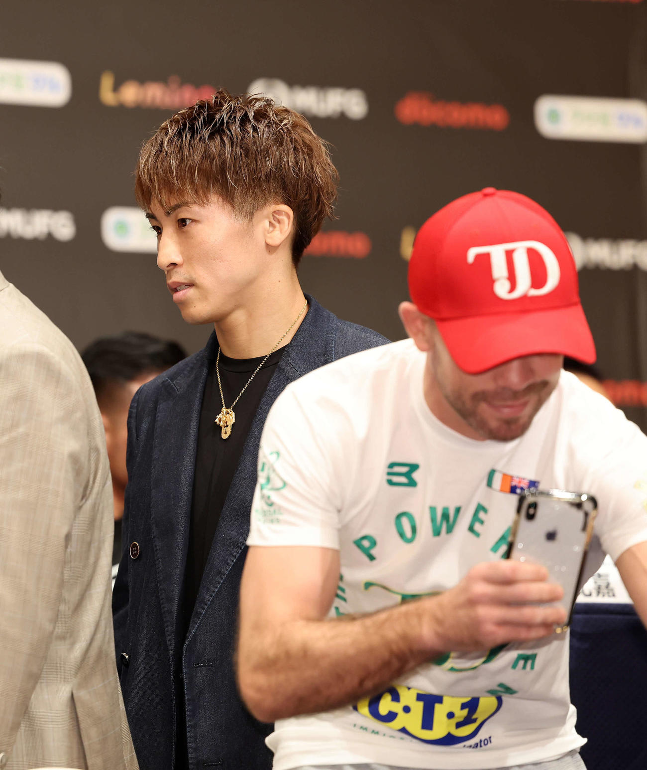 会見入りする井上尚弥（左）とTJ・ドヘニー（撮影・鈴木正人）