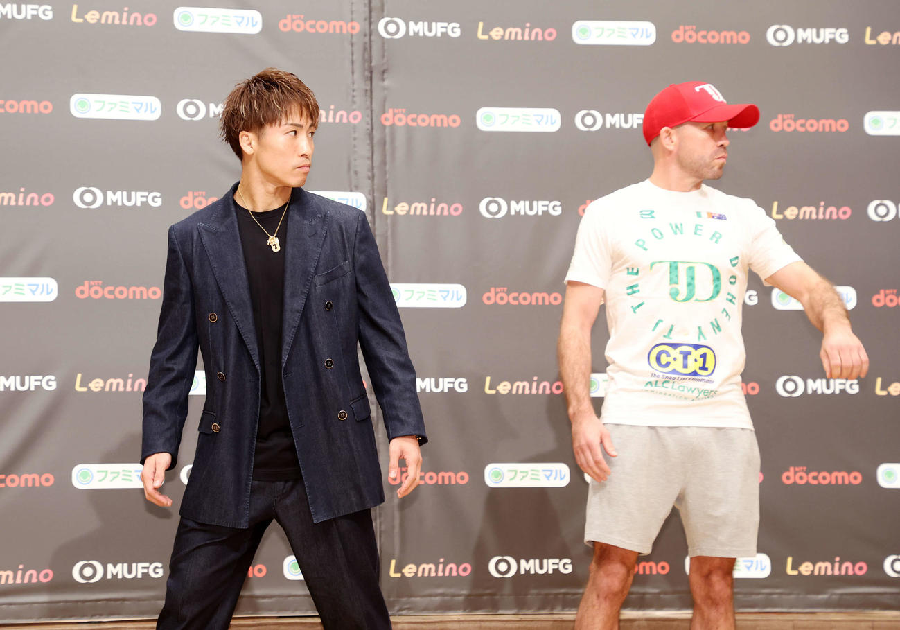 会見を終え引き揚げる井上尚弥（左）とTJ・ドヘニー（撮影・鈴木正人）