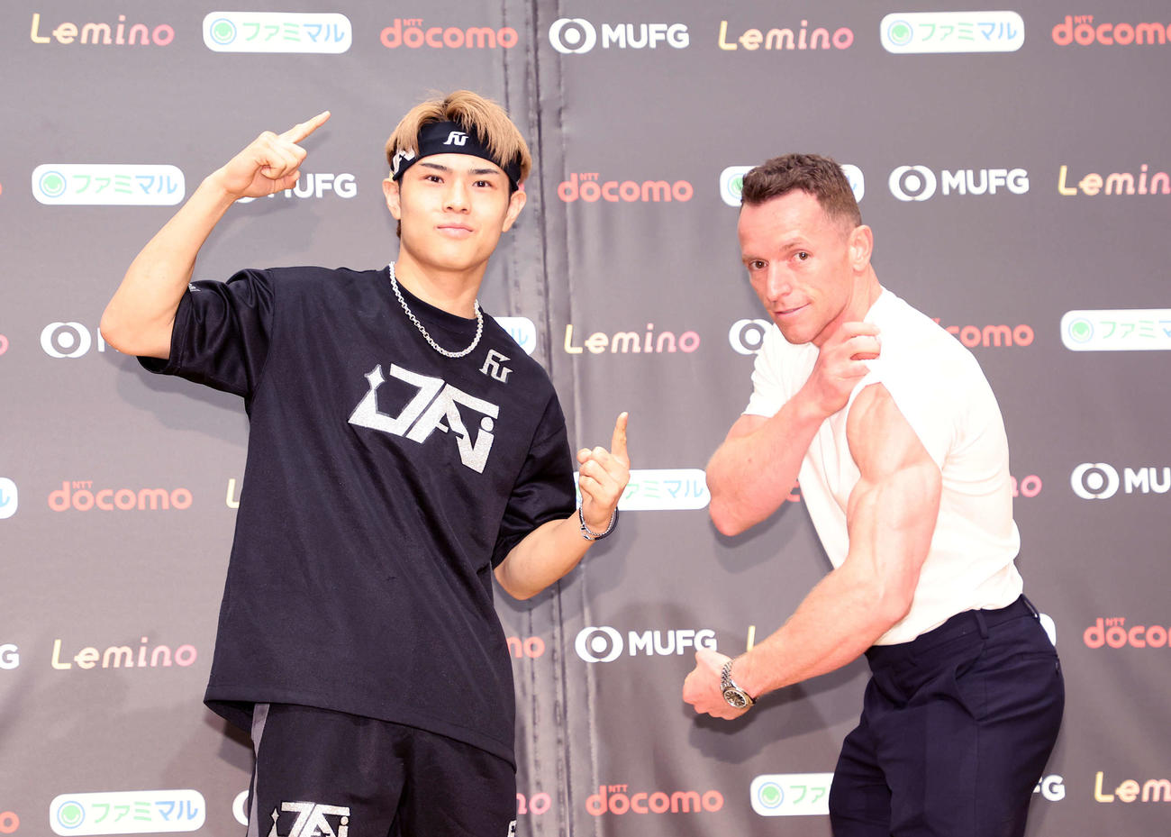 写真に納まる佐々木尽（左）とカミル・バラ（撮影・鈴木正人）