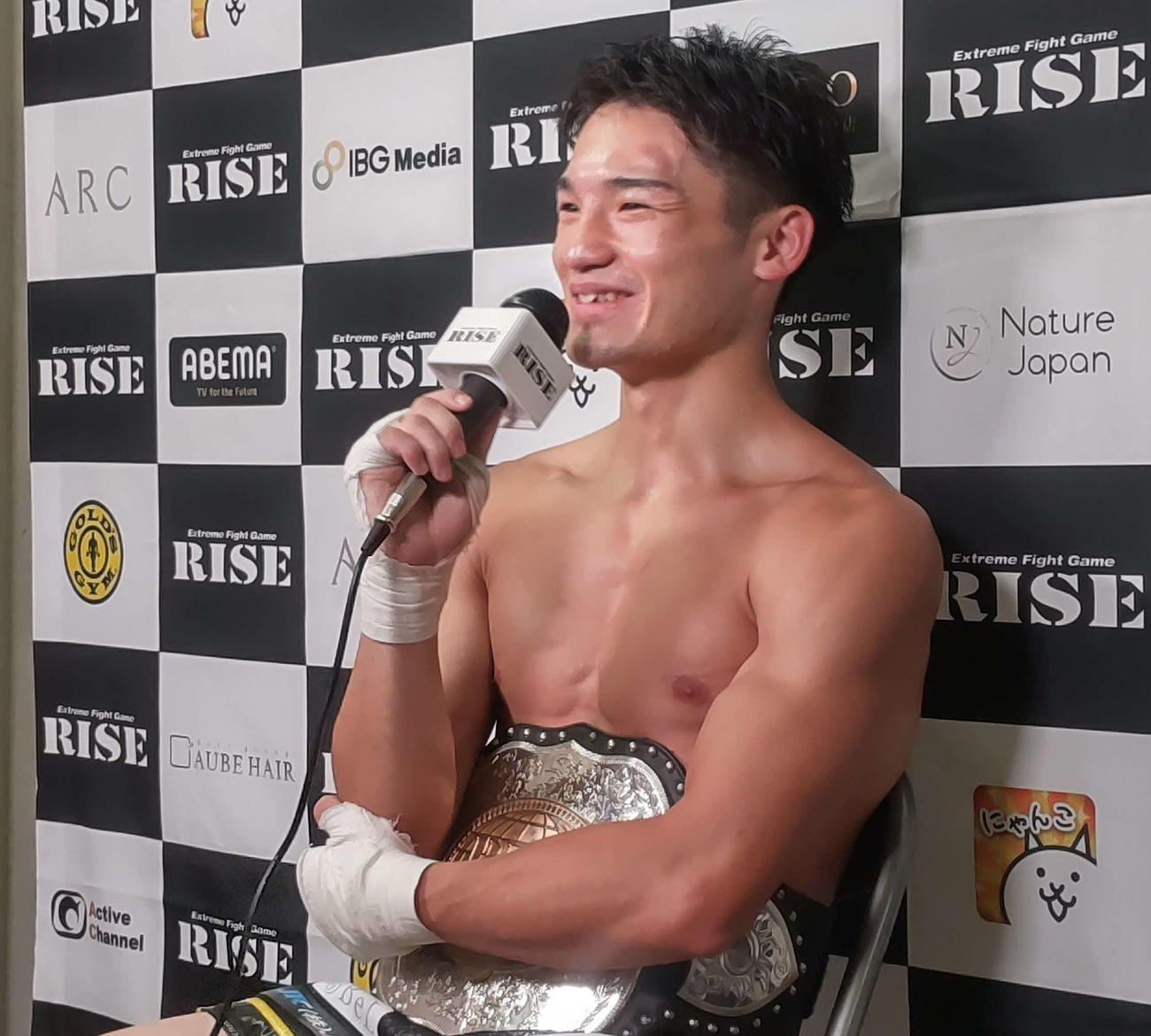 試合後のインタビューに答える大崎孔稀