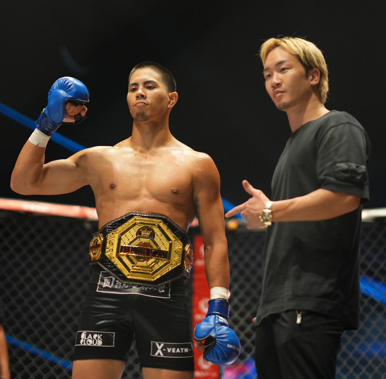 BREAKING DOWN 13　第21試合　山本隆寛対NAO　ライト級王者になったNAO。右は朝倉未来（撮影・横山健太）