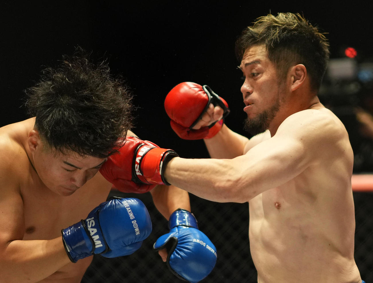 BREAKING DOWN 13　第15試合　寿希也対ヒロ三河　パンチを放つヒロ三河（右）（撮影・横山健太）