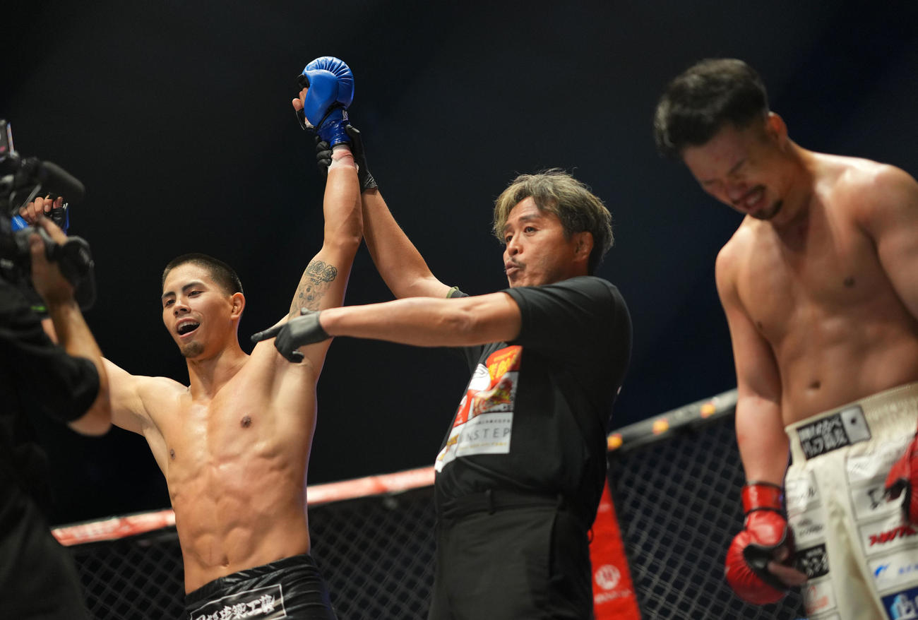 BREAKING DOWN 13　第21試合　山本隆寛対NAO　判定勝利しライト級王者に輝くNAO。右は山本隆寛（撮影・横山健太）