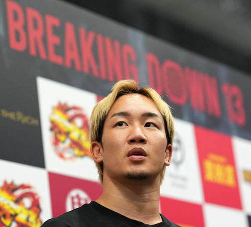BREAKING DOWN 13　取材に応じる朝倉未来（撮影・横山健太）