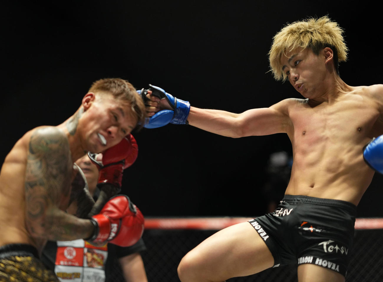 BREAKING DOWN 13　第2試合　野田蒼対ナオキ　攻める野田蒼（右）（撮影・横山健太）