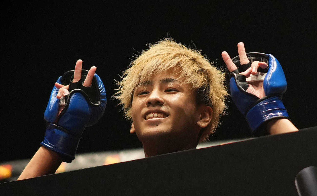 BREAKING DOWN 13　第2試合　野田蒼対ナオキ　勝利し笑顔を見せる野田蒼（撮影・横山健太）