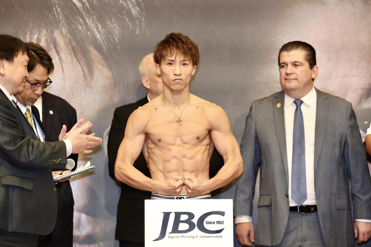 前日の公式計量をパスする井上尚（撮影・河田真司）
