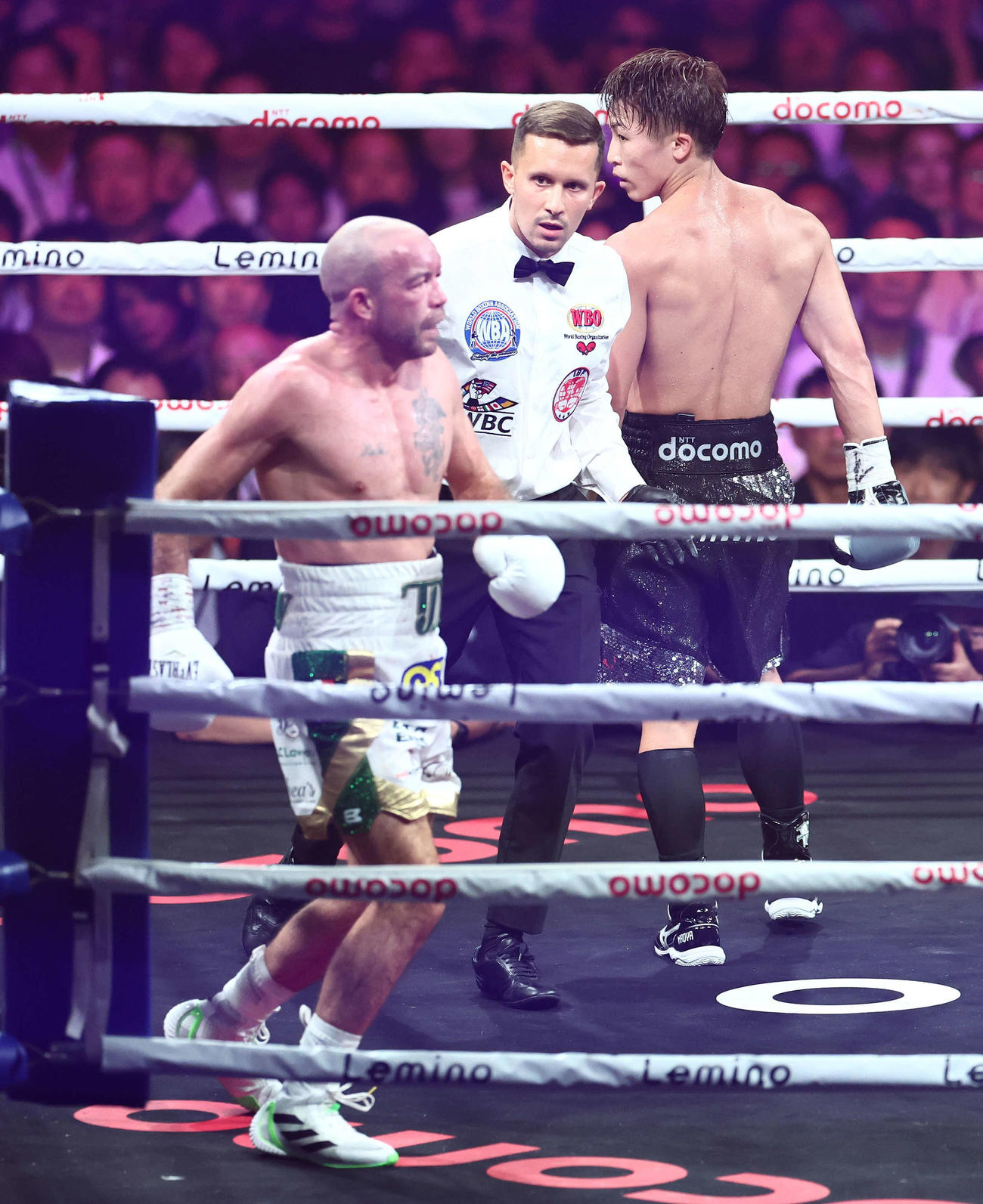 井上尚弥対TJ・ドへニー　7回、TJ・ドへニー（手前）にTKO勝利する井上尚（撮影・河田真司）