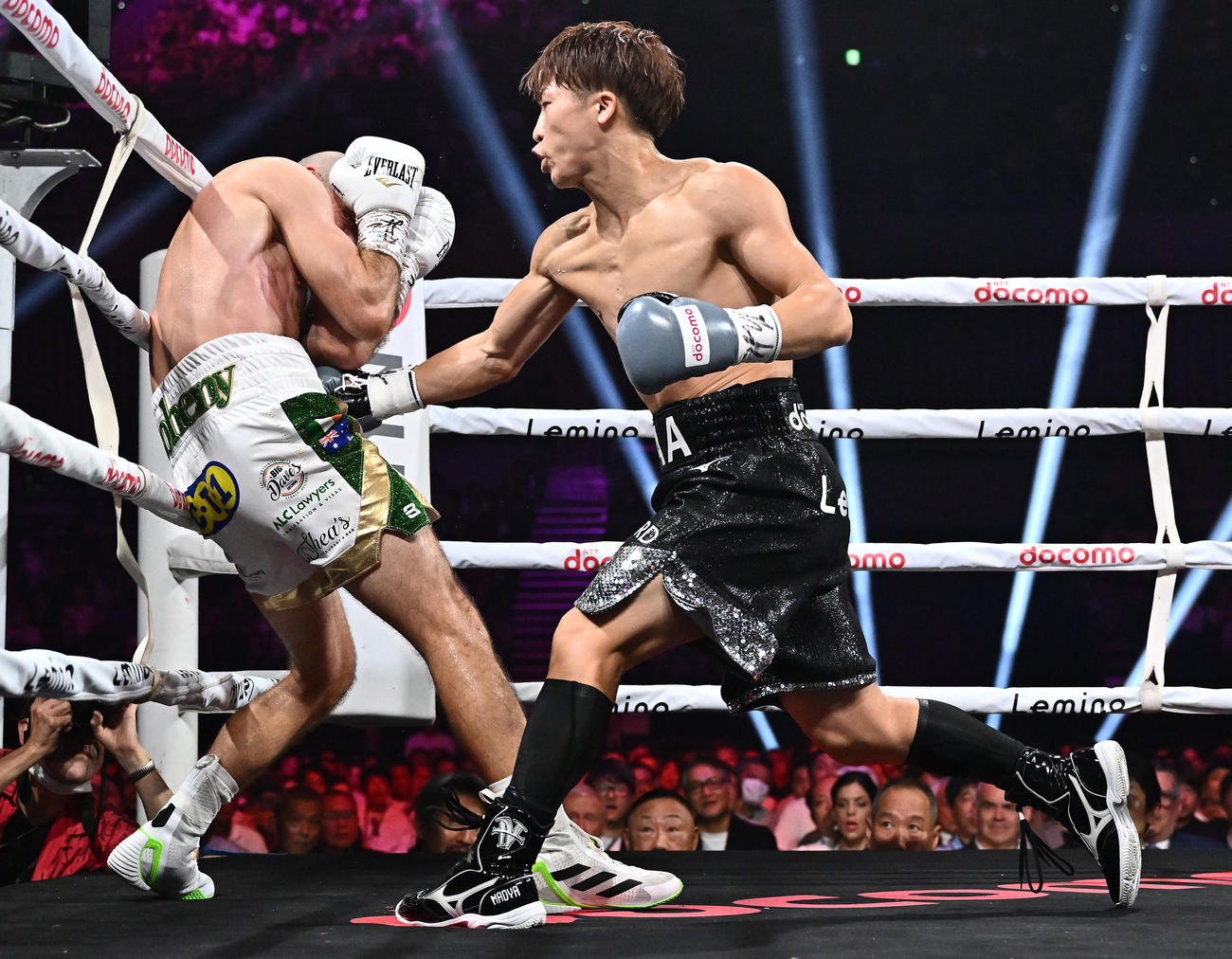 世界スーパーバンタム級4団体統一世界王者防衛戦、井上尚弥対TJ・ドヘニー　2回、右ボディを打ち込む井上（撮影・滝沢徹郎）