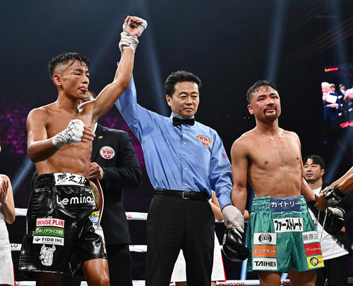 WBO世バンタム級タイトルマッチ、武居由樹対比嘉大吾　判定勝ちもさえない表情の武居（左）と比嘉（撮影・滝沢徹郎）