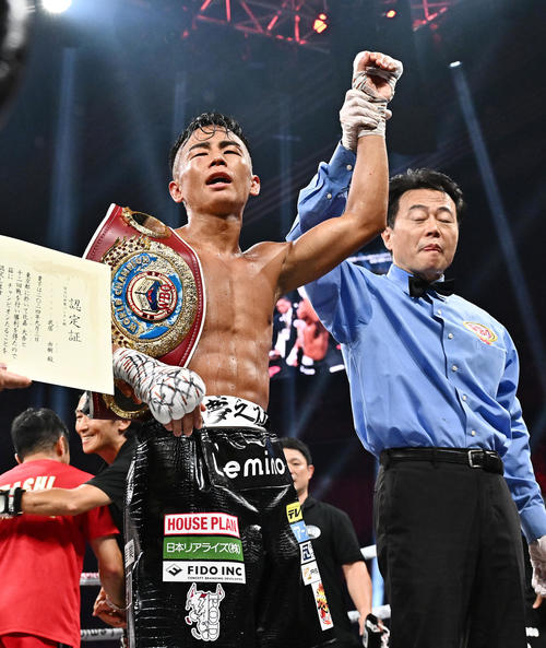 WBO世バンタム級タイトルマッチ、武居由樹対比嘉大吾　判定勝ちで防衛に成功し勝ち名乗りを受ける武居（撮影・滝沢徹郎）