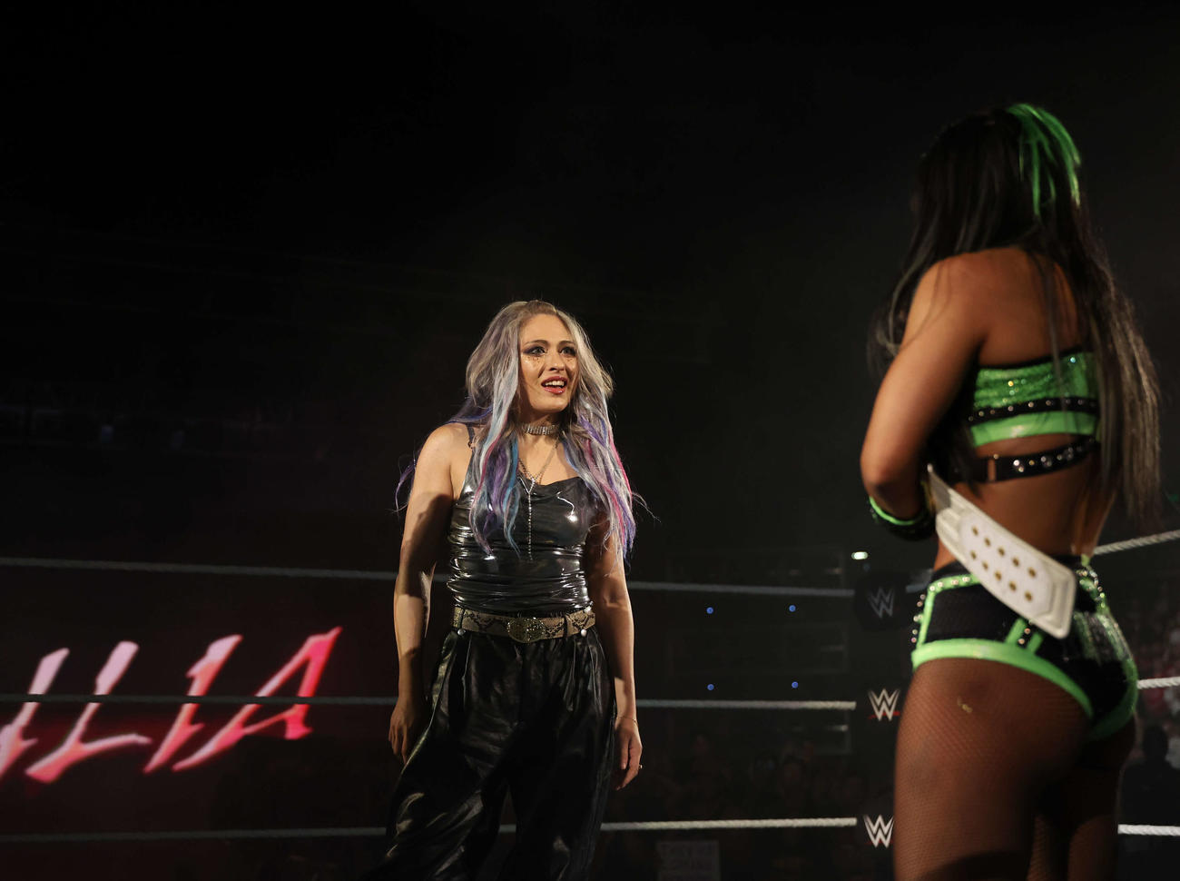 NXT女子王者ロクサーヌ・ペレス（右）の前に立った元マリーゴールドのジュリア（C）WWE