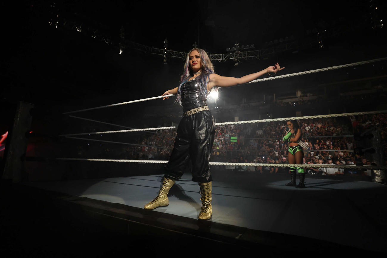 NXT女子王者ロクサーヌ・ペレス（右奥）の待つリングに上がる元マリーゴールドのジュリア（C）WWE