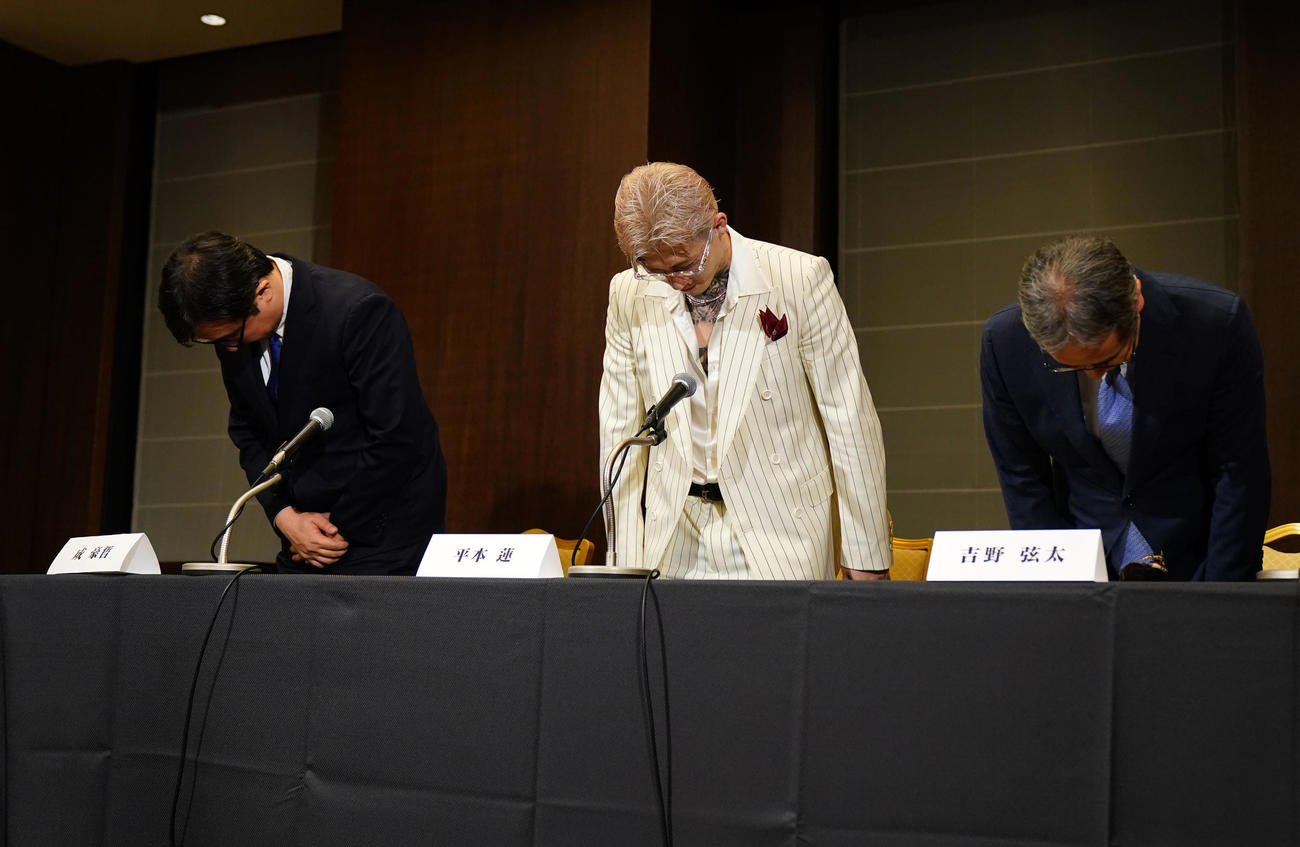 会見を終え一礼する平本（中央）（撮影・横山健太）