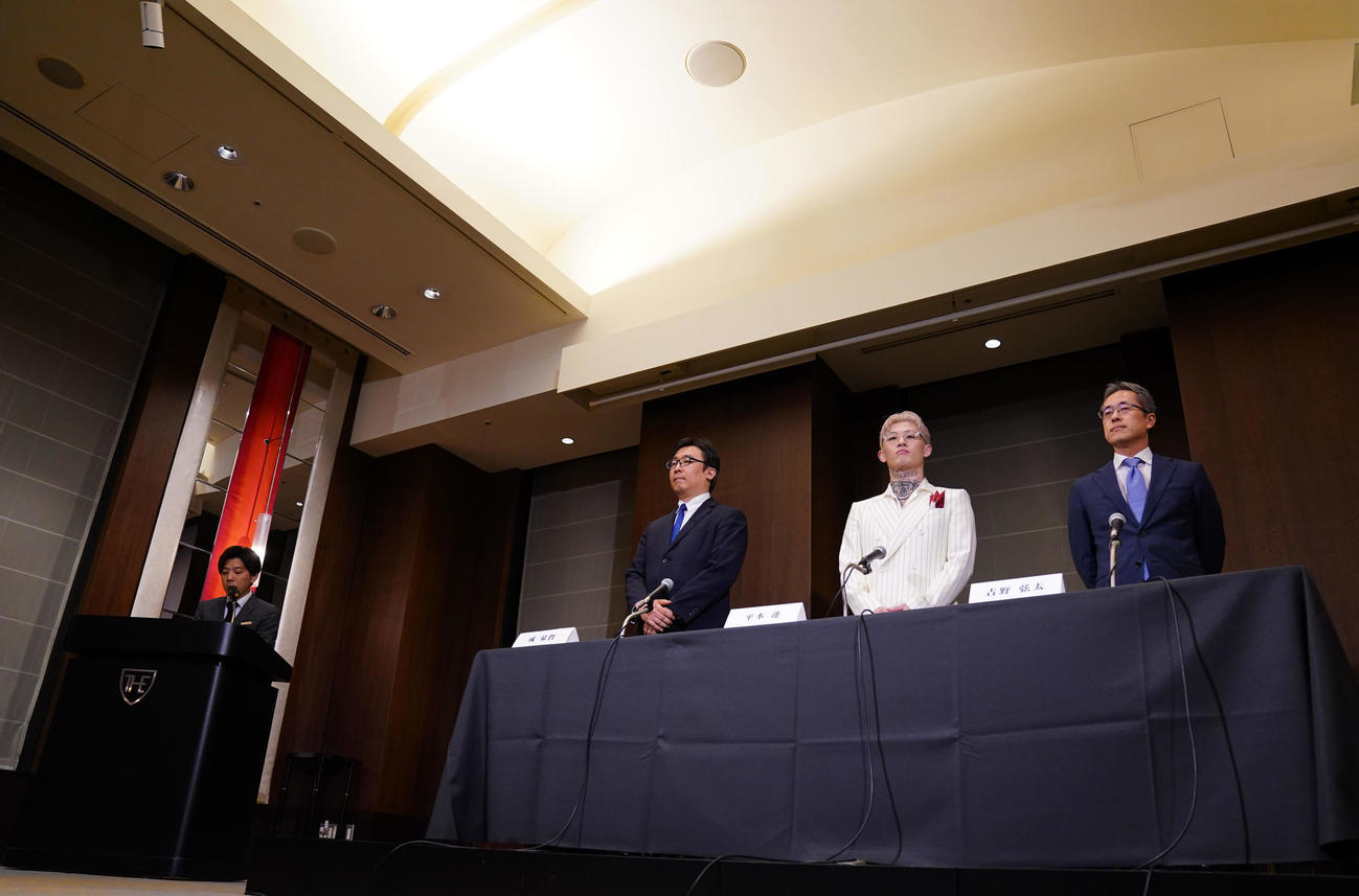 弁護士と共に会見に臨む平本（右から2人目）（撮影・横山健太）