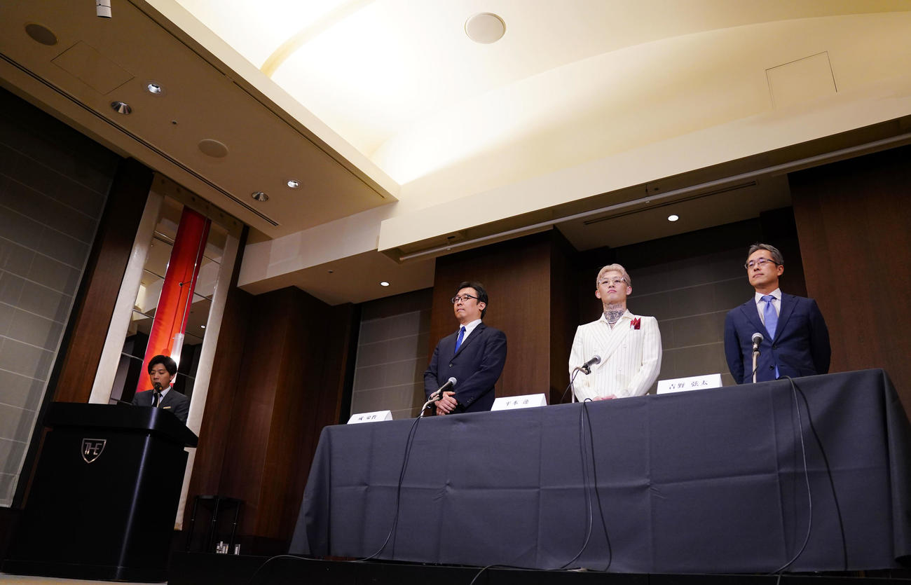 弁護士と共に会見に臨む平本（右から2人目）（撮影・横山健太）