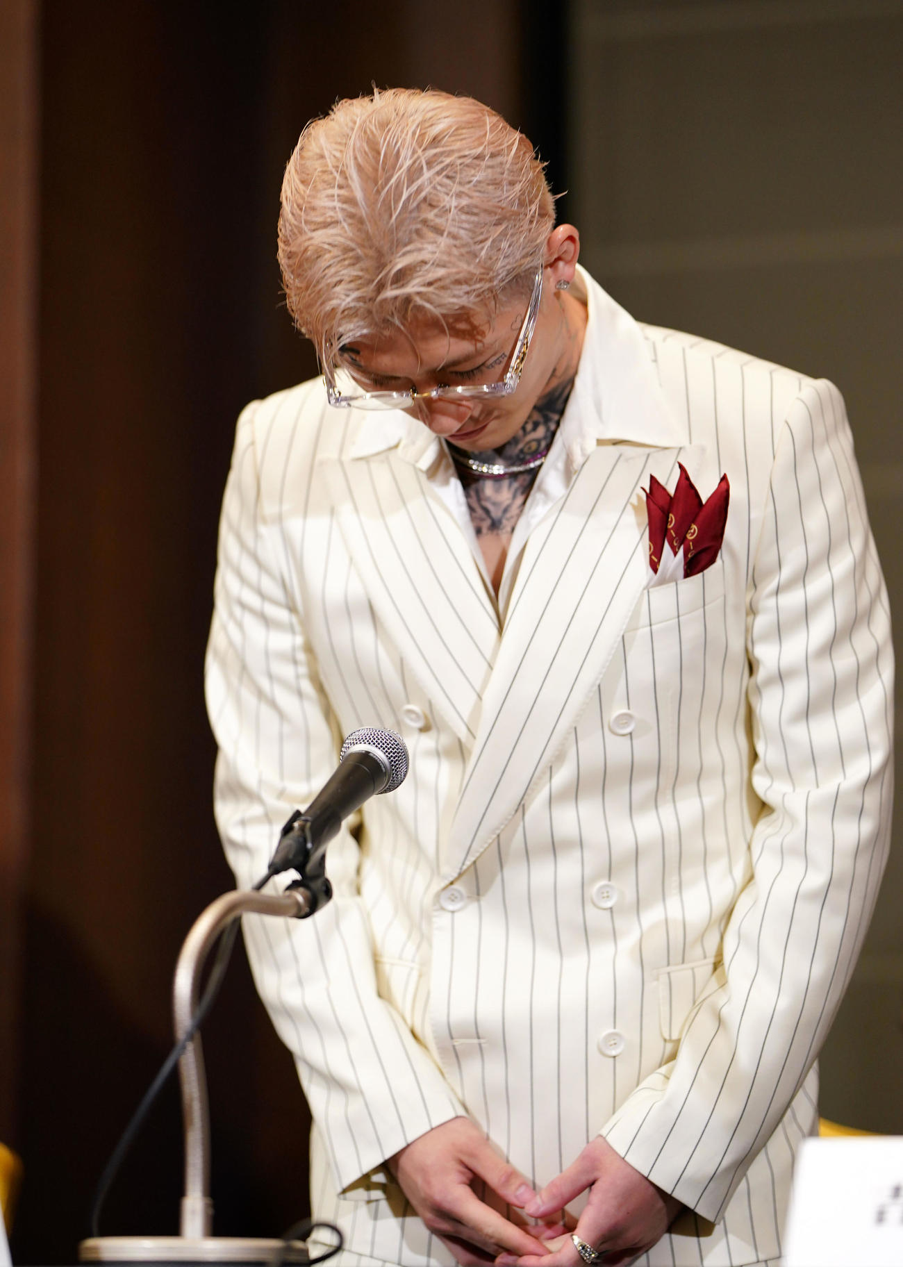会見前に一礼する平本（撮影・横山健太）
