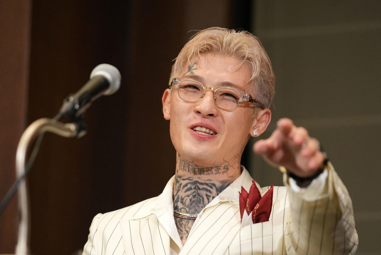 会見で笑顔を見せる平本（撮影・横山健太）