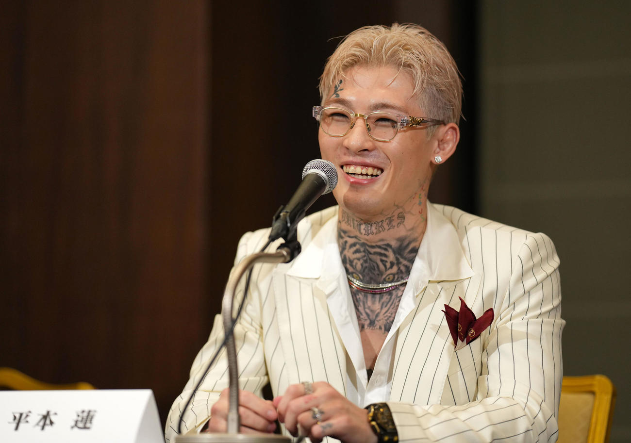 会見で笑顔を見せる平本（撮影・横山健太）